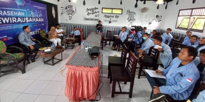 Diskusi sarasehan kewirausahaan Mahasiswa STMIK Komputama Majenang di Warung Dapoer Sambal Ajibarang, Sabtu (15/01) - Foto : Miftah Ahmad